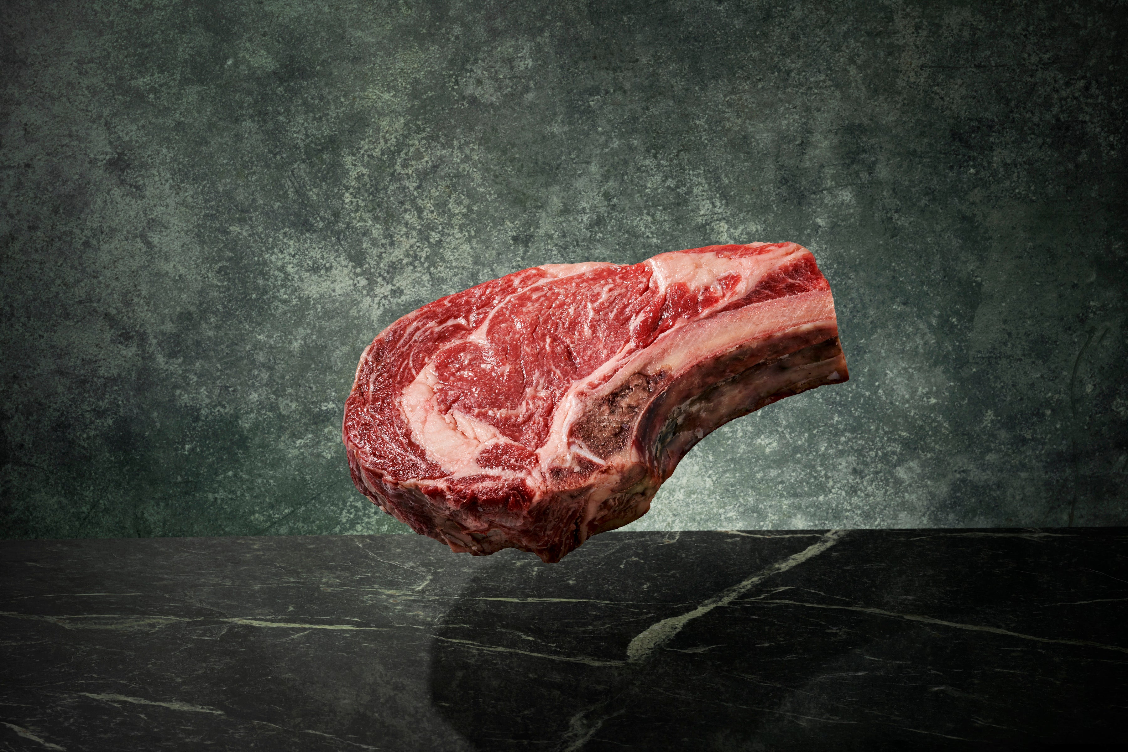 Das Rib Eye Bone In Steak wird ab der Mitte des Rückens in Richtung Hals bis zur sechsten Rippe von oben geschnitten.