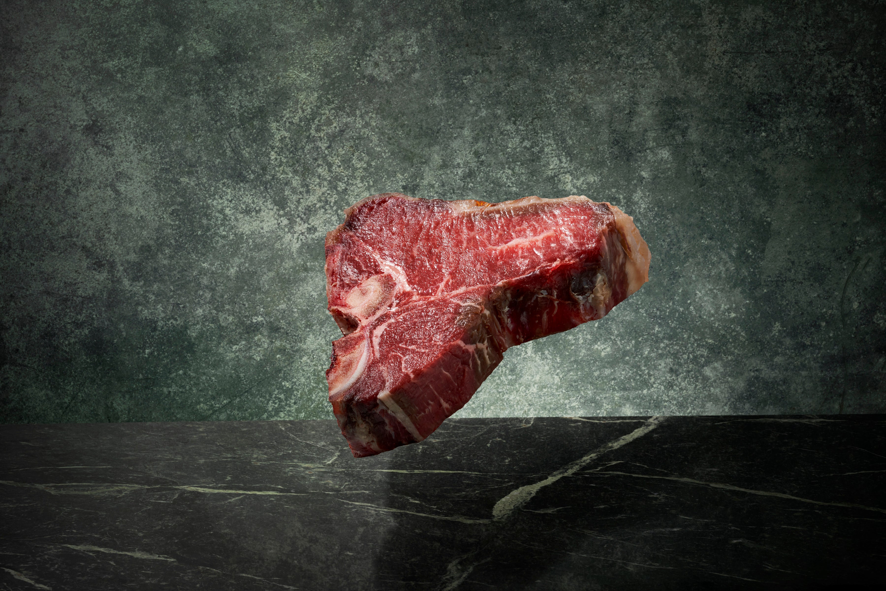 Das T-Bone zählt zu den beliebtesten Steaks. Es wird aus dem hinteren Teil des Rinderrückens direkt bei der Lende geschnitten.